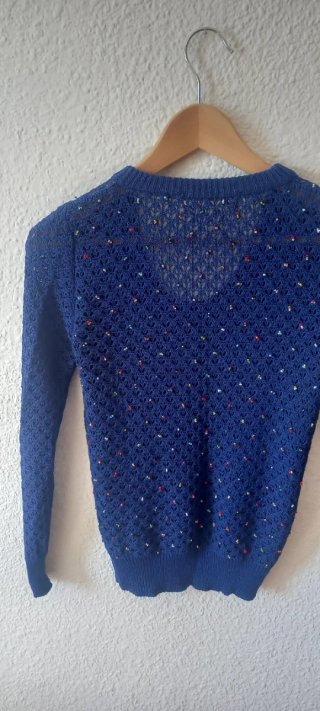 Jersey punto azul con detalles multicolor