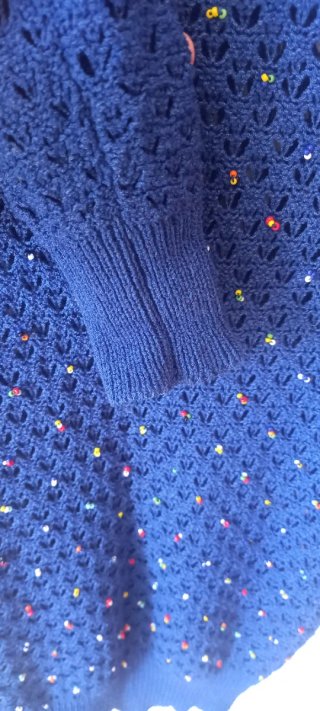 Jersey punto azul con detalles multicolor