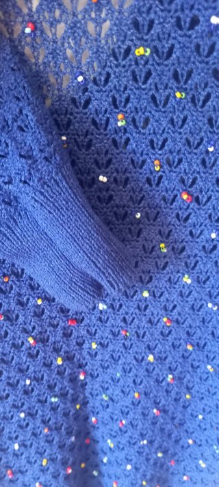 Jersey punto azul con detalles multicolor