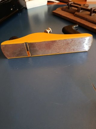 Cepillo de carpintero metálico amarillo