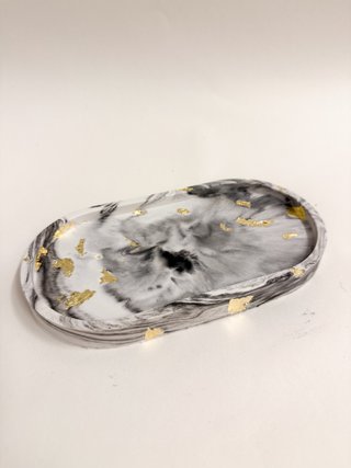 Prato oval em gesso perfumado com detalhes dourado