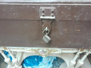 Baúl antiguo de madera con cerradura