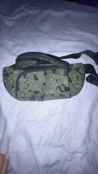 Riñonera deportiva UP gris y verde