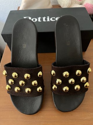 Sandalias serraje moka Botticelli tachuelas