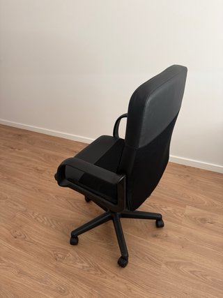 Silla de oficina negra