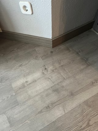 Tarima laminada AC5 y rodapie roble halti