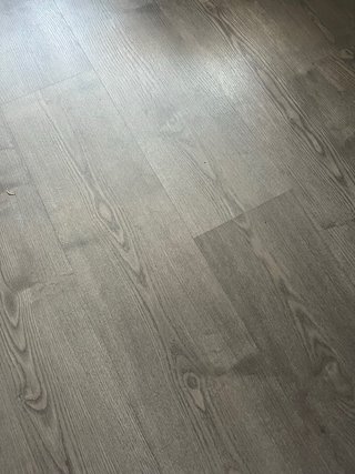 Tarima laminada AC5 y rodapie roble halti