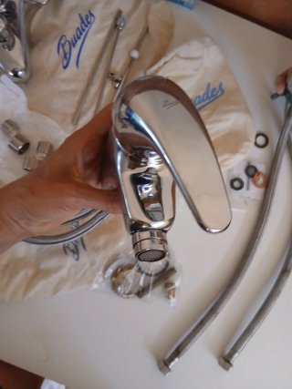 3 Rubinetti BUADES. Bagno doccia, bidet, lavandino.