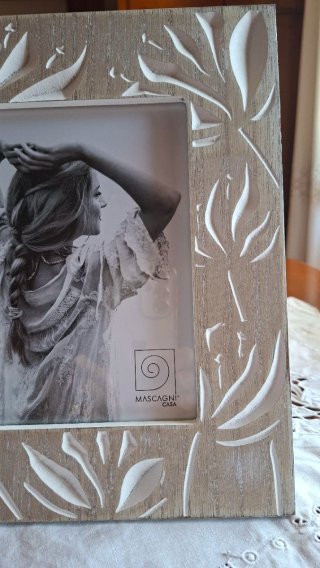 Cornice in legno beige/bianca con decori floreali