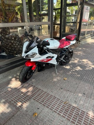 Yamaha R6R Sportbike Roja y Blanca