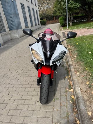 Yamaha R6R Sportbike Roja y Blanca