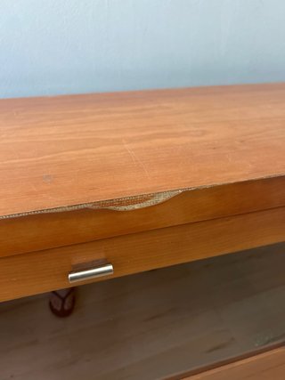 Aparador de madera con vitrina y cajones