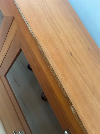 Aparador de madera con vitrina y cajones