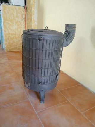 Estufa de leña metálica gris