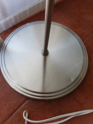 Lámpara de pie IKEA plateada y blanca