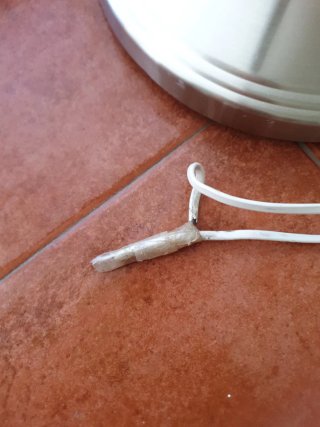 Lámpara de pie IKEA plateada y blanca