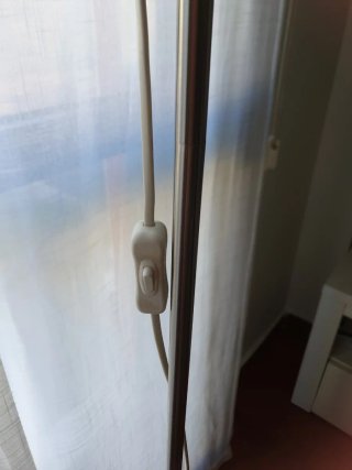 Lámpara de pie IKEA plateada y blanca