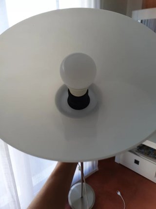 Lámpara de pie IKEA plateada y blanca
