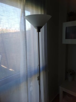 Lámpara de pie IKEA plateada y blanca