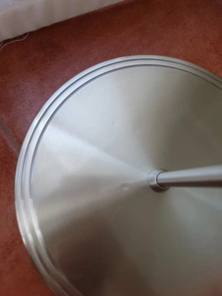 Lámpara de pie IKEA plateada y blanca