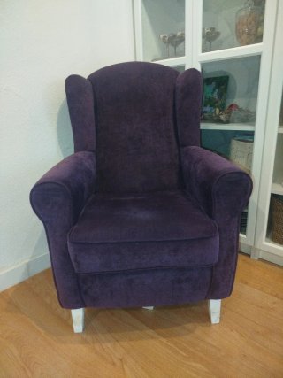 Sillón orejero morado