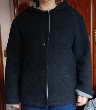 Chaqueta Gris con Capucha