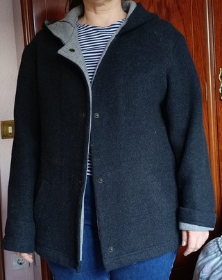 Chaqueta Gris con Capucha
