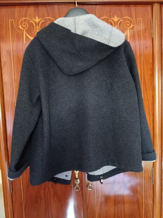 Chaqueta Gris con Capucha