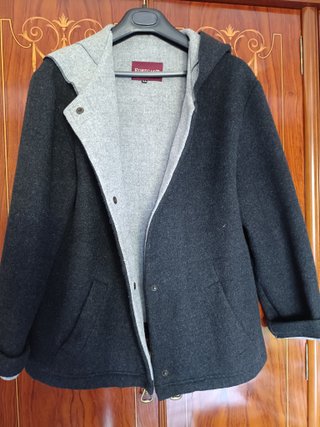 Chaqueta Gris con Capucha