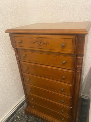 Cómoda de madera con cajones