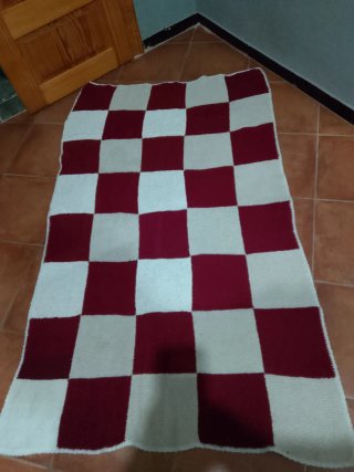 Manta tejida a mano cuadros beige y rojo(2 uni)