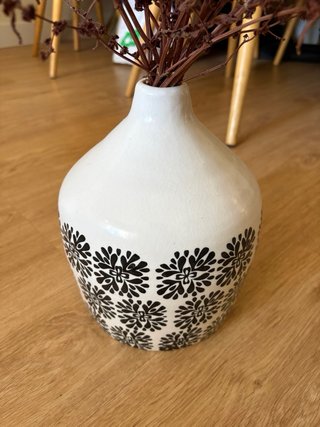 Jarrón de cerámica con flores secas