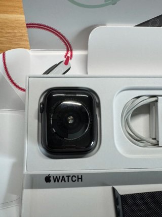 Apple Watch Series 5 44mm in alluminio nero