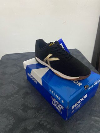 Zapatilla fútbol sala Kelme Negra y Dorada