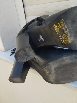 Botines Mustang negros con flecos