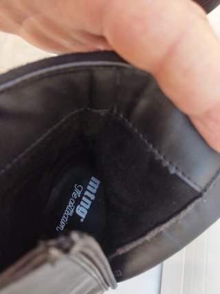 Botines Mustang negros con flecos