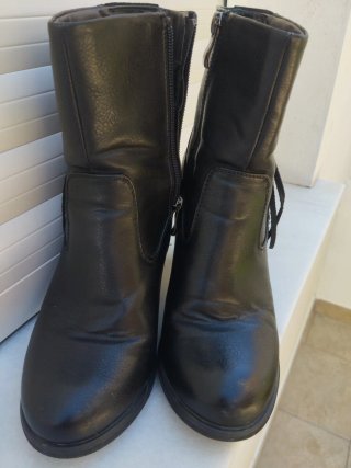 Botines Mustang negros con flecos