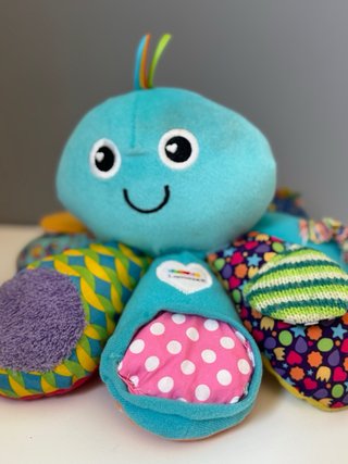 Juguetes sonoros y texturas para bebés