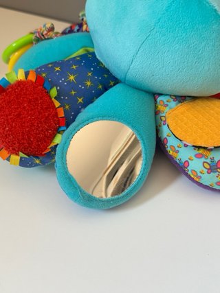 Juguetes sonoros y texturas para bebés