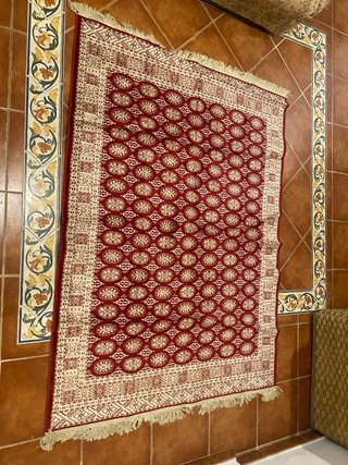 Alfombra de tela roja y beige