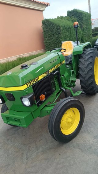 John Deere 1850F con pala
