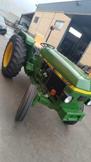 John Deere 1850F con pala