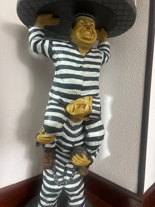 Mueble Estantería Prisioneros