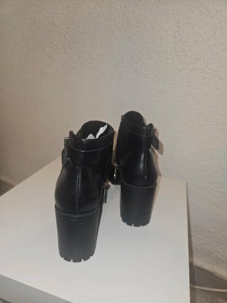Botines negros con plataforma y hebilla