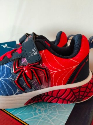 Zapatillas Spiderman con luces Talla 28