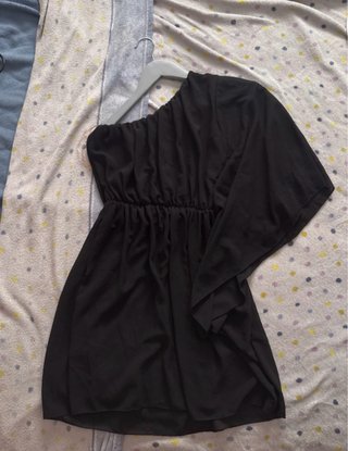 Vestido negro hombro descubierto