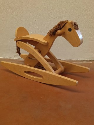 Caballo balancín de madera