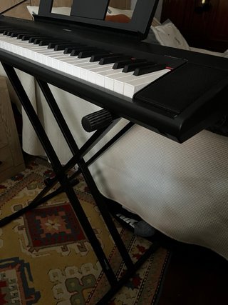 Teclado Yamaha con soporte
