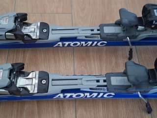 Esquís Atomic, ataduras, bastones, funda y casco