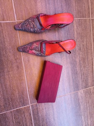 Zapatos y bolso morado y rojo Talla 41